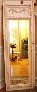 La porta diventa specchio Recuperare una vecchia porta per realizzare uno specchio in stile shabby
