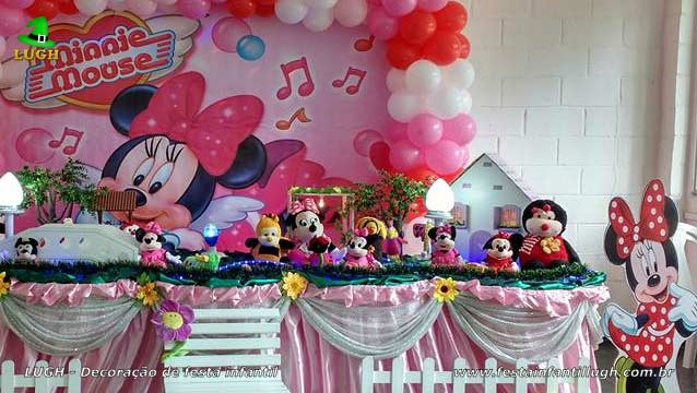 Mesa decorada Minnie rosa forrada de tecido para festa de aniversário infantil