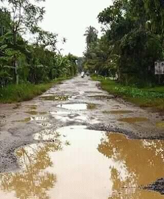 Kondisi jalan rusak di Kabupaten Ciamis Kondisi jalan rusak di Kabupaten Ciamis butuh perhatian serius