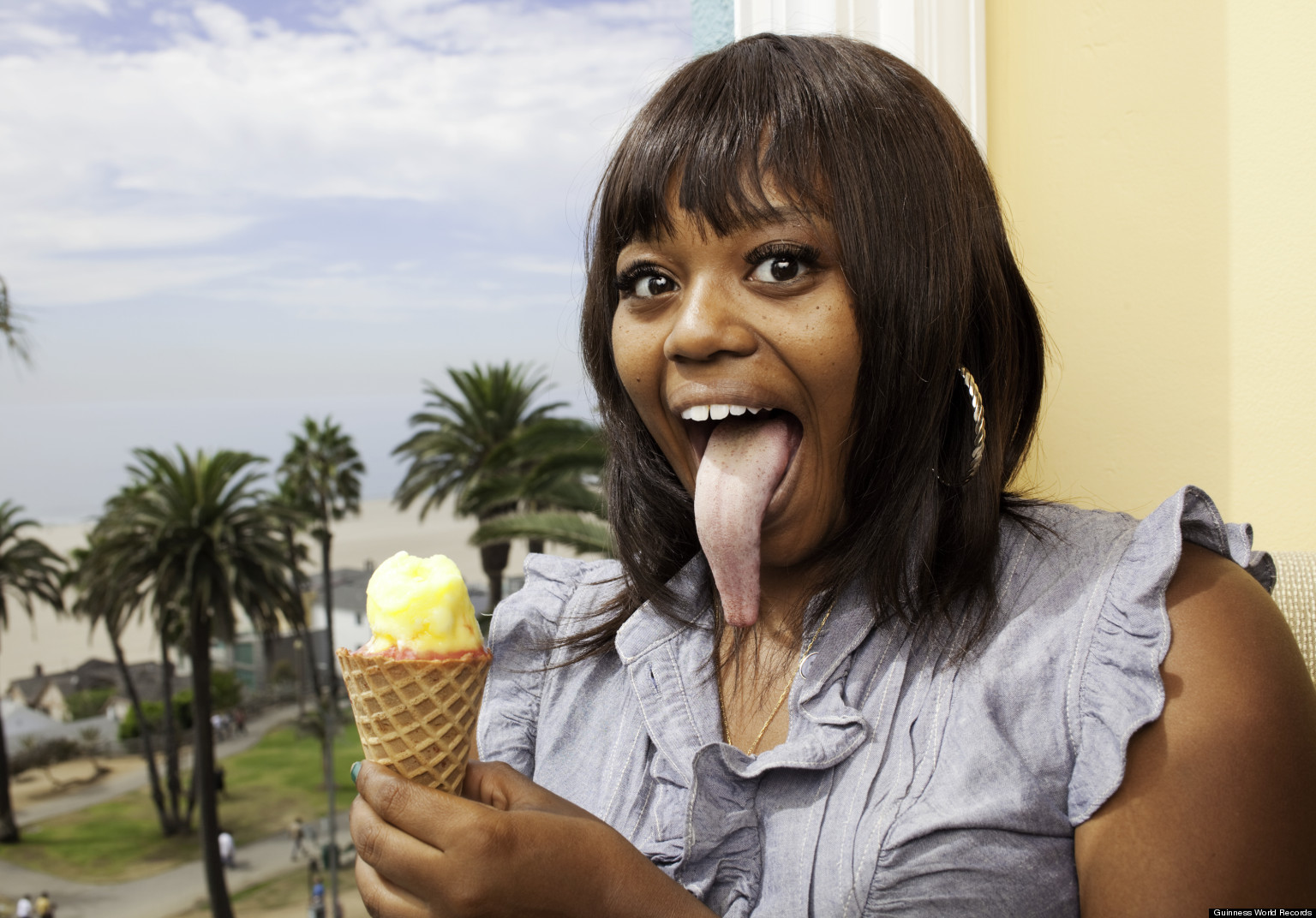 Красивые девушки с длинными языками. Язык огромным девушка. Язык огромным девушка. Самый длинный язык в мире у человека. Шанель тэппер длинный язык.