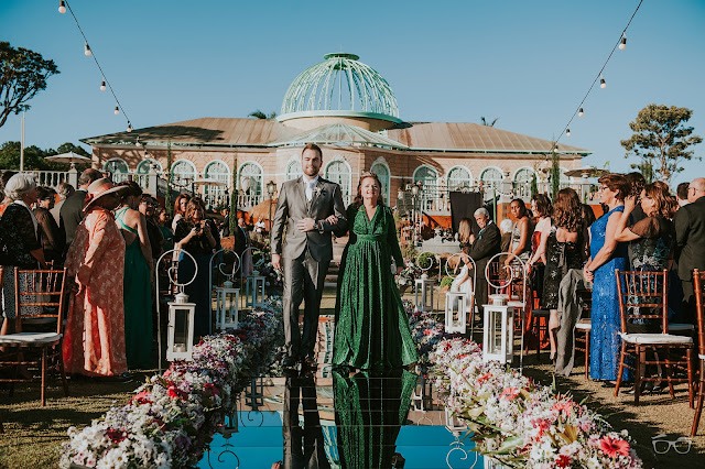 casamento real, casamento a céu aberto, casamento no jardim, casamento no campo, passarela de espelho, flores do campo, cerimônia, decoração de cerimônia, varal de lâmpadas, relicário, buquê da noiva, bouquet, vestido de noiva, vestido de renda, villa giardini, entrada do noivo