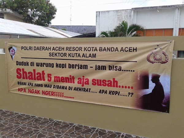 Subhanallah... Spanduk Ajakan Shalat dari POLDA Aceh Ini Benar-benar Menyentuh
