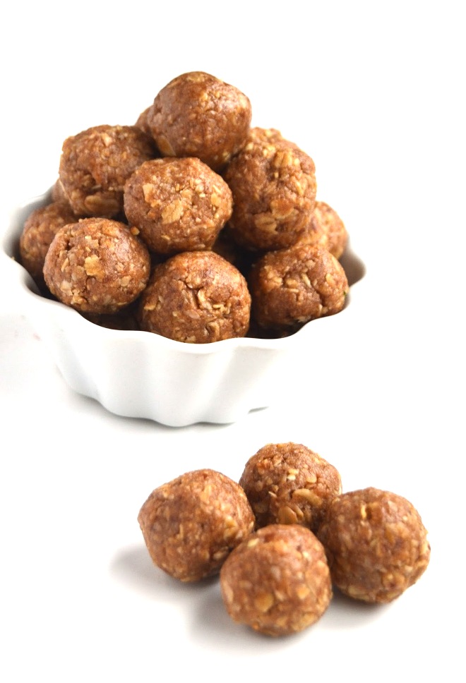 4 Ingredient Peanut Butter Energy Bites are easy to make with ingredients that you have on hand. They are rich in protein and make a perfect healthy snack. www.nutritionistreviews.com