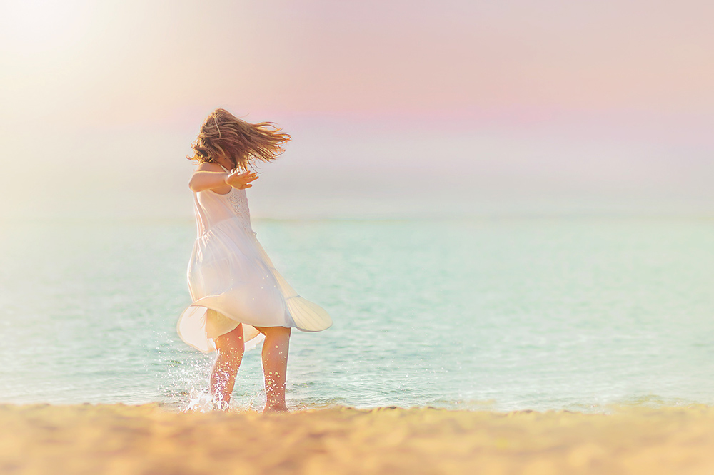 image of a girl on the beach by Willie Kers of GlamourKidz Photography the netherlands