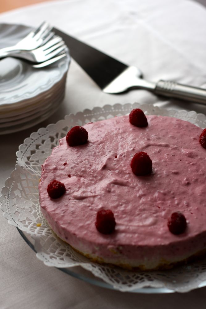 Gumimacik: Málnás joghurt mousse torta