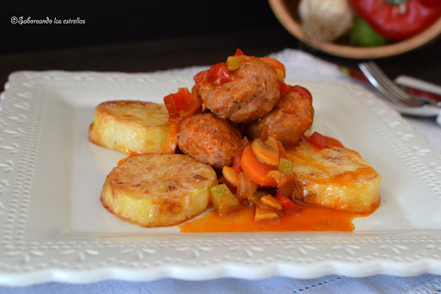 Albóndigas Con Salsa Y Verduras
