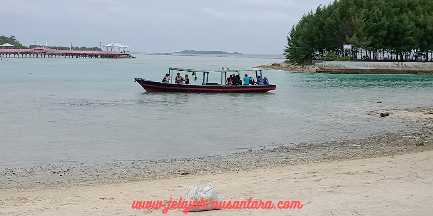 Pantai dan Perahu di Jembatan Cinta - private trip pulau tidung paket wisata private trip pulau tidung 2 hari 1 malam kepulauan seribu