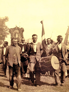 Cortejo de la Hermandad de Pilas ( Fotografía cedida por Julio Mayo)