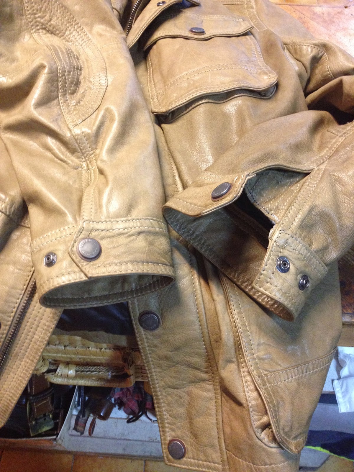 cordonnerie maroquinerie bagagerie sellerie: R?�tr?�cir les manches d'un blouson en cuir.