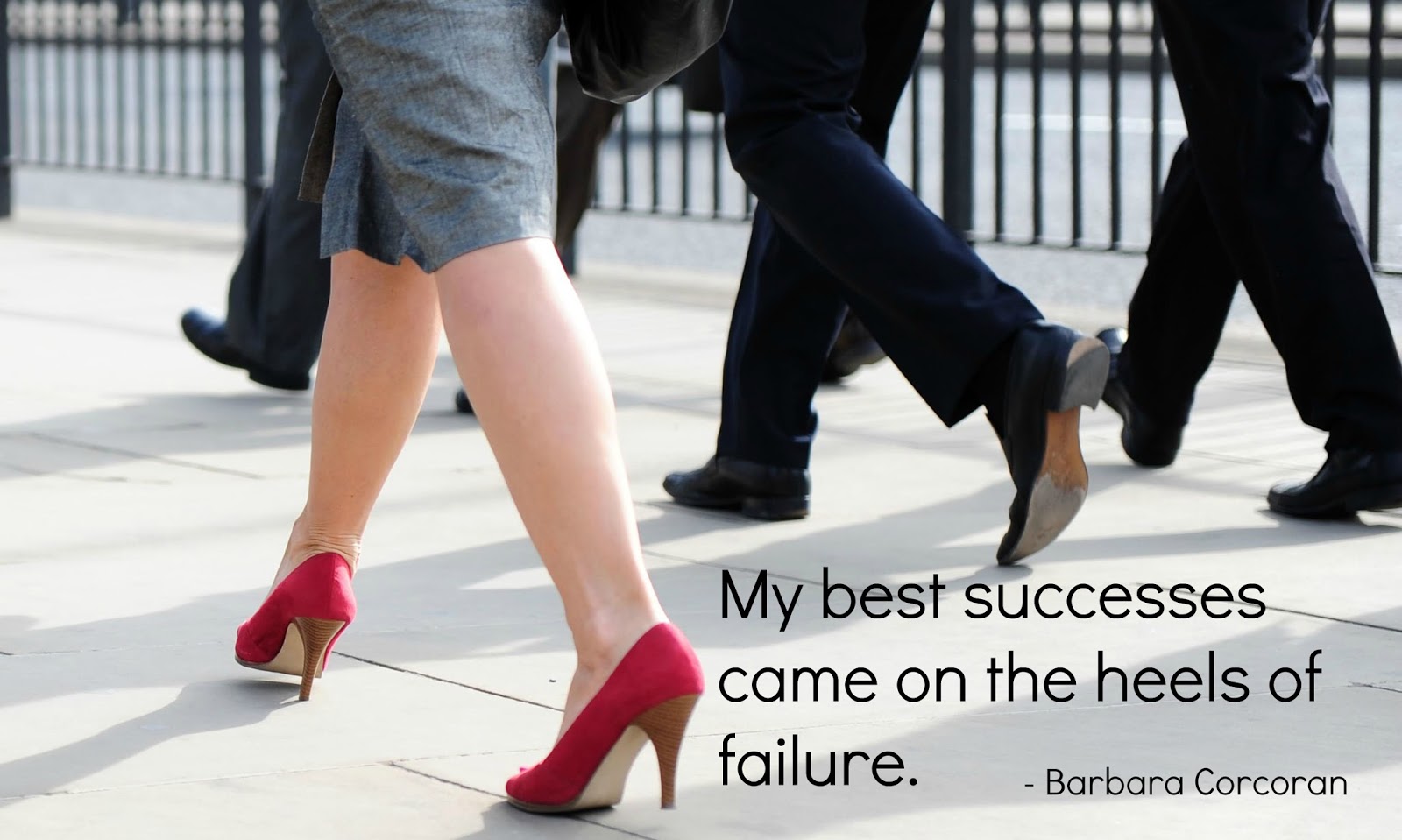 женщина идет на работу. день пешком на работу. пешком на работу. день пешком на работу.