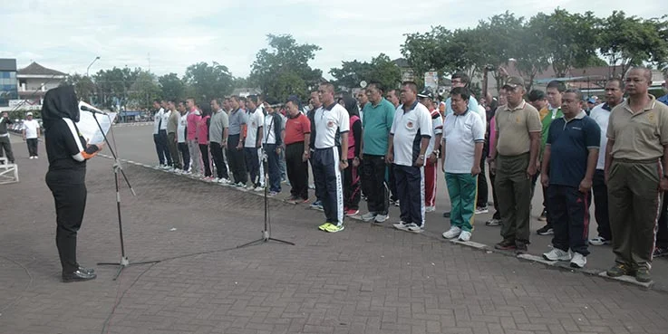 Bupati Karawang dr. Cellica Nurrachadiana mengukuhkan tim Satuan Sapu Bersih Pungutan Liar (Saber Pungli) di Lapangan Karangpawitan Karawang