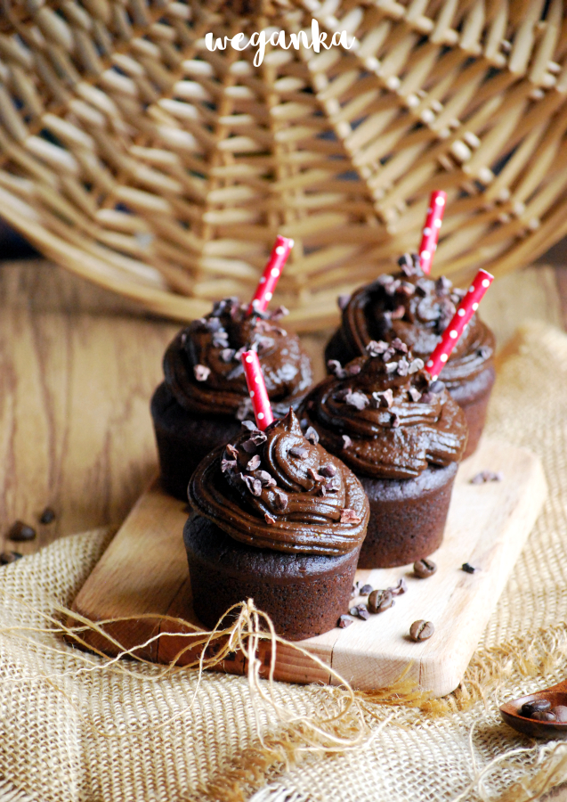 Babeczki mokka z kremem z awokado