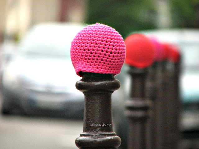yarnbombing paris crochet rouge bonnet de poteau voyageur street art yarn laine fun julie adore