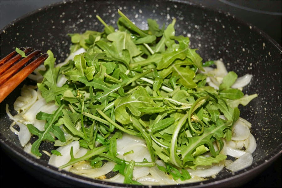 Tortilla de pasta y rúcula paso 1