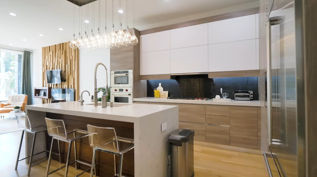 35 Interior Design Photos vs. 3046 N Ashland Ave Unit 1, Chicago Luxury Duplex Tour