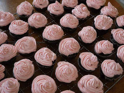 Clockwatching Tart: Vanilla Iced Chocolate Cupcakes