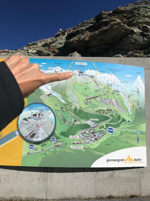 スイス・ツェルマットのゴルナーグラート山頂にある地図　さらに山頂をめざします