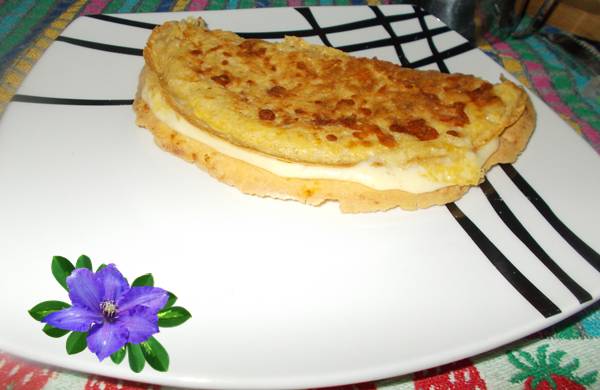 Falso pão de queijo de frigideira com farelo de aveia recheado com queijo Falso pão de queijo de frigideira com farelo de aveia recheado com queijo