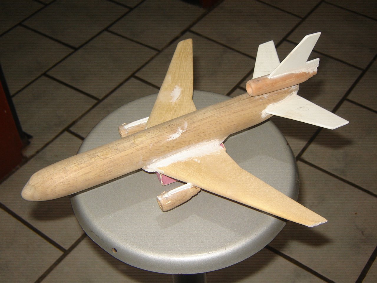 AEROGRAFIA CUSTOM MADE: AVION DE MADERA