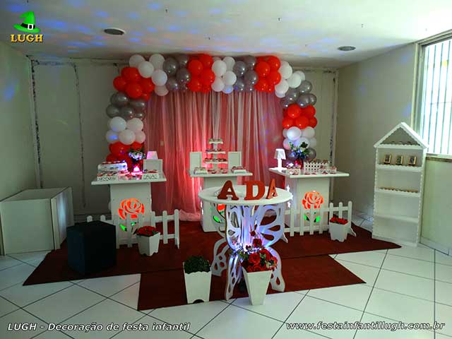 Decoração provençal com rosas iluminadas para aniversário feminino