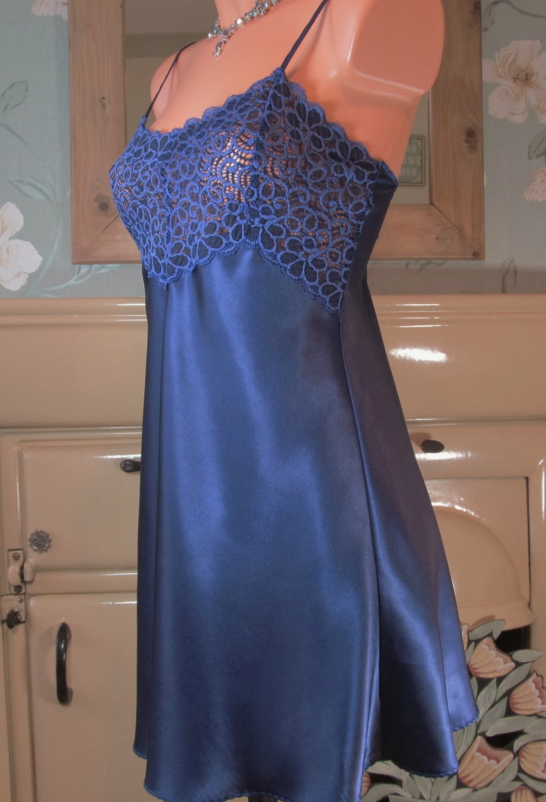VTG COBALT BLUE SLIPPY GLOSSY SATIN LACE TOP BABYDOLL FULL SLIP NIGHTIE R11534 Sangriasuzie's