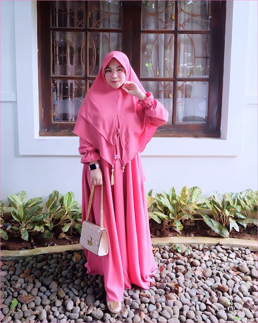 Outfit Baju Gamis Berhijab Ala Selebgram 2018 gamis abaya pink tua hijab kerudung syar'i high heels flatshoes loafers and slip ons krem muda ciput rajut trendy terbaru 2018 ootd outfit selebgram jam tangan hitam slingbags Outfit Baju Gamis Berhijab Ala Selebgram 2018 gamis abaya pink tua hijab kerudung syar'i high heels flatshoes loafers and slip ons krem muda ciput rajut trendy terbaru 2018 ootd outfit selebgram jam tangan hitam slingbags