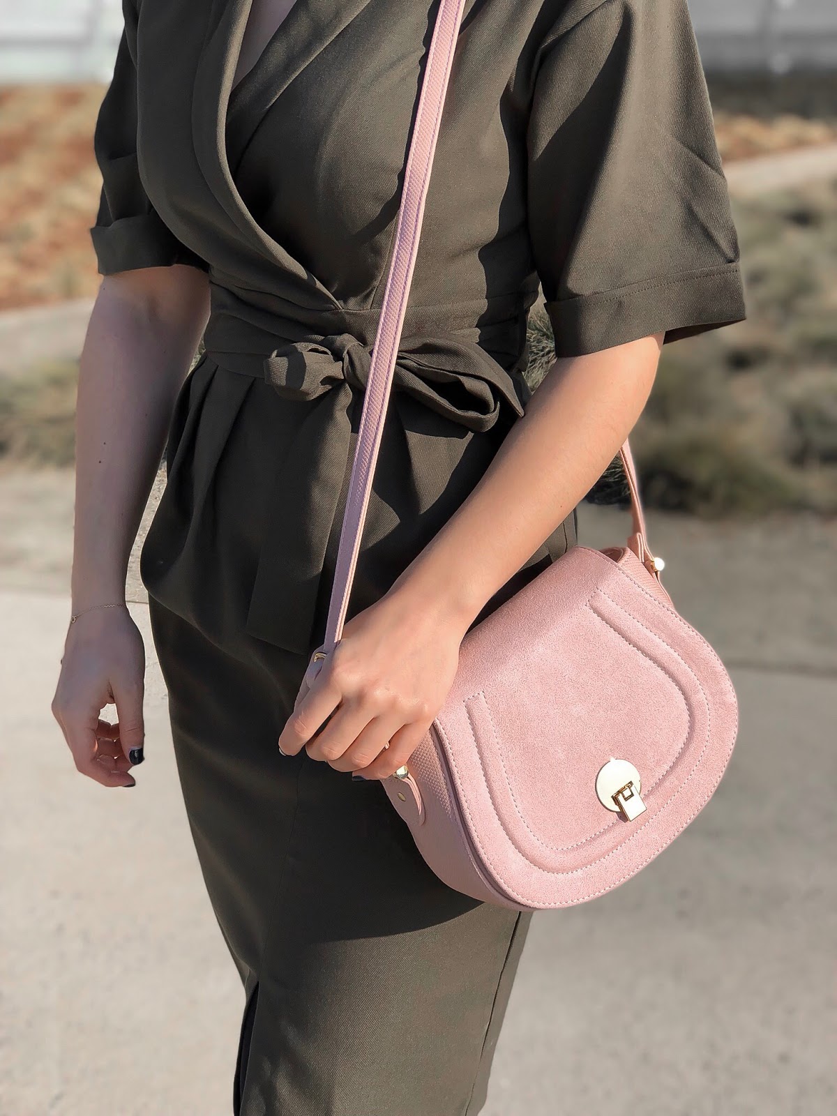 Oliwkowa sukienka oliwkowa sukienka, sukienka khaki, khaki, kopertowa sukienka, elegancki look, czarna ramoneska