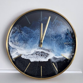 02-clock-Rivka-Wilkins-Realistic-Ocean-Resin-Paintings-www-designstack-co