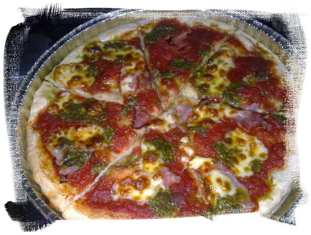 pizza con pesto, prosciutto cotto e provola