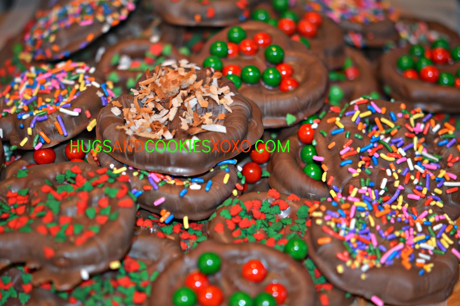 CHOCOLATE DIPPED CHRISTMAS PRETZELS Hugs and Cookies XOXO