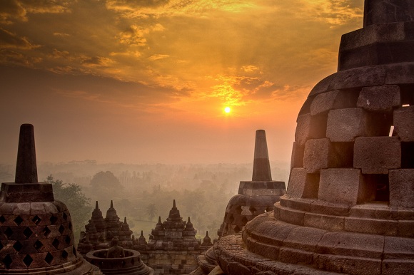Borobudur’da gün doğumu Java, Endonezya