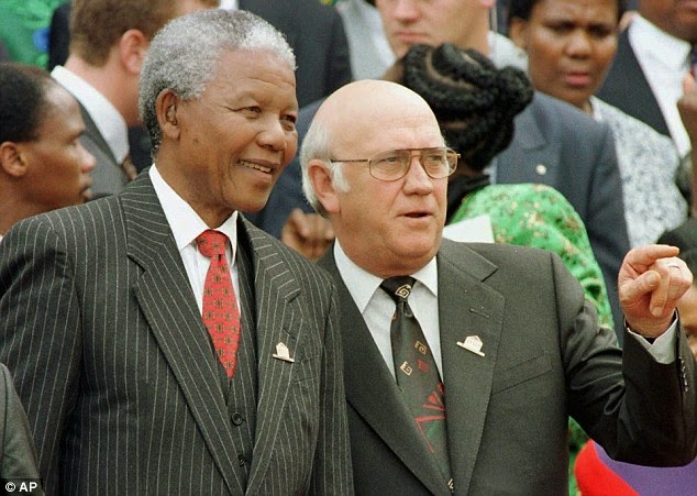 El Largo Camino Hacia la Libertad - En la foto Mandela y de Clerk