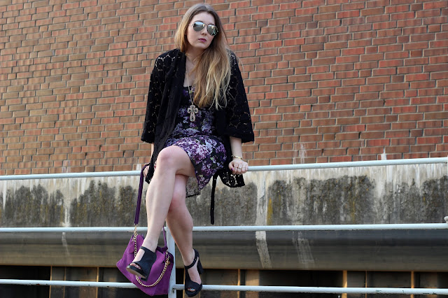 lace, h&M; Spitze, schwarz, trend, how to wear a kimono, & other stories, floral, radiant orchid, heels, streetstyle, festival, modeblogger, hamburg, hafen, gina tricot, trägerkleid, lila, german fashionblogger