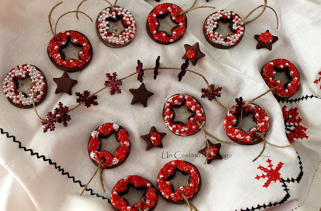 biscotti al cacao con vetrino da appendere all'albero