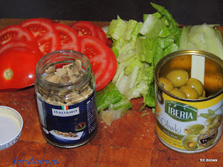 Włoskie chlebki piada z małżami i oliwkami