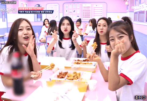 김희철이 사준 치킨으로 파티하는 아이돌학교 아이들.gif | 인스티즈