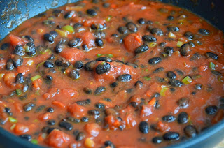 GEBACKENE EIER AUF MEXIKANISCH MIT SCHWARZEN BOHNEN, TOMATEN, CHILLI UND KORIANDER GEBACKENE EIER AUF MEXIKANISCH MIT SCHWARZEN BOHNEN, TOMATEN, CHILLI UND KORIANDER