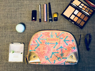 What's in my purse for my internship plus how I keep it organized! What's in my bag. Work bag organization. Organized work bag. Work bag essentials. Internship work bag. law school blog. law student blogger | brazenandbrunette.com 