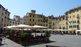 Plaza del anfiteatro o Plaza del Mercado de Lucca. Plaza del anfiteatro o Plaza del Mercado de Lucca.