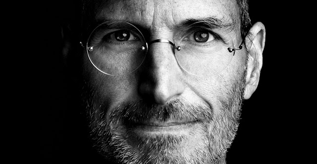 Fils d’une mère américaine, Joanne Carole Schieble, et d’un père syrien, Abdulfattah John Jandali, professeur de sciences politiques, le créateur d'Apple, Steve Jobs est né à San Francisco en Californie. Il fut adopté peu après sa naissance par Paul Jobs et Clara Jobs vivant à Mountain View en Californie.