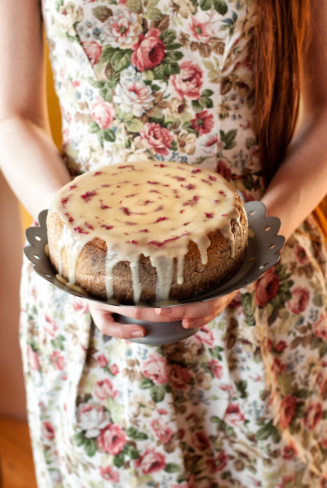 Sernik różany z białą czekoladą i serkiem mascarpone