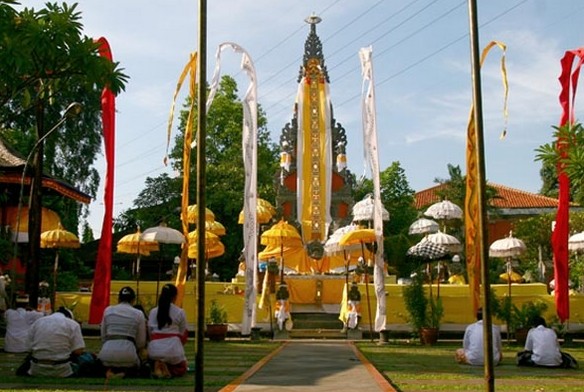 Pesona Keindahan Wisata Pura Aditya Jaya di Pulo Gadung