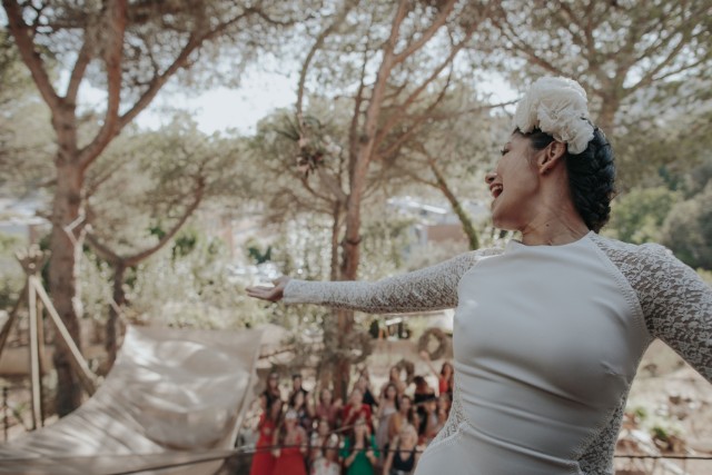 boda masía girona vestido novia corona flores blog atodoconfetti