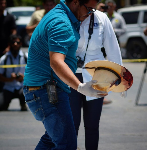 El sombrero del periodista Javier Valdez en el lugar de su asesinato ayer al mediodía en Culiacán Sinaloa