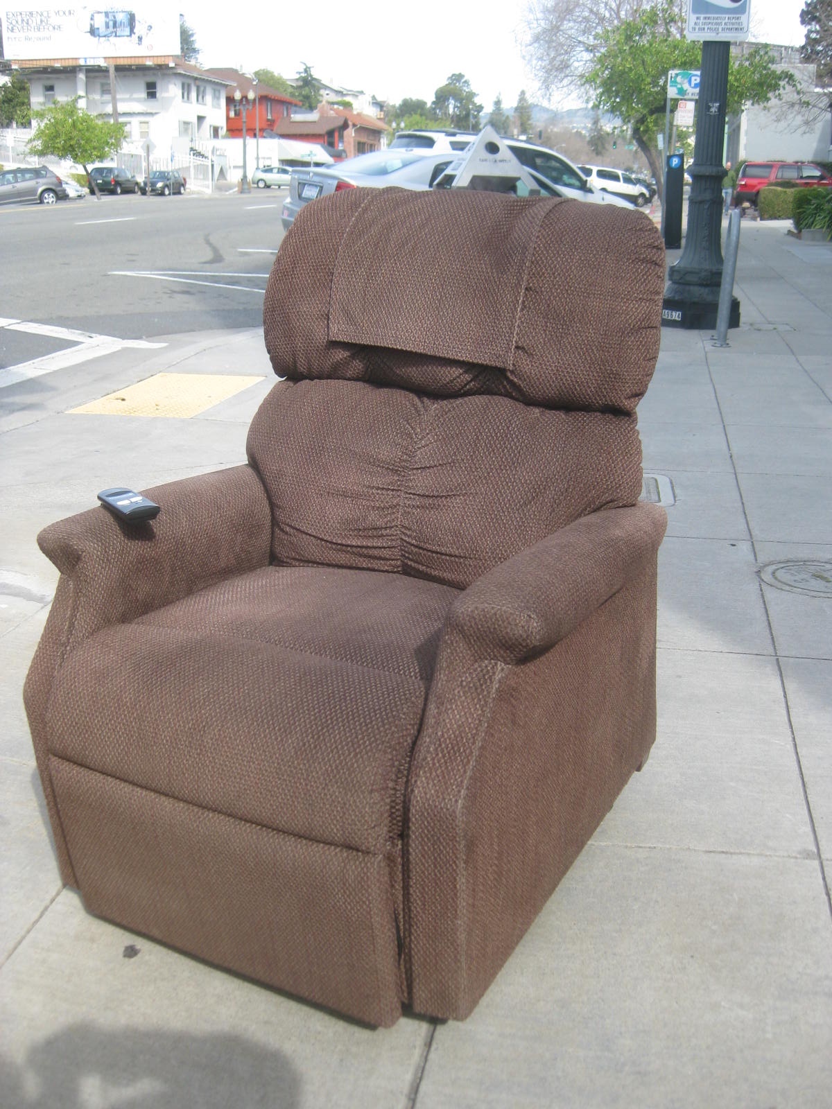 UHURU FURNITURE & COLLECTIBLES SOLD Electric "Lift" Chair 100