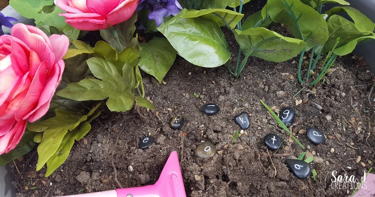 Love this cute Garden Sensory bin for preschool or even toddlers. Such a fun way to build fine motor and sensory skills while playing with flowers.