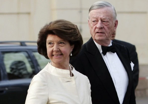 Swedish Royal Court announced on Tuesday evening the death of Baron Niclas Silfverschiöld, the husband of Princess Désiree, at the age of 82.