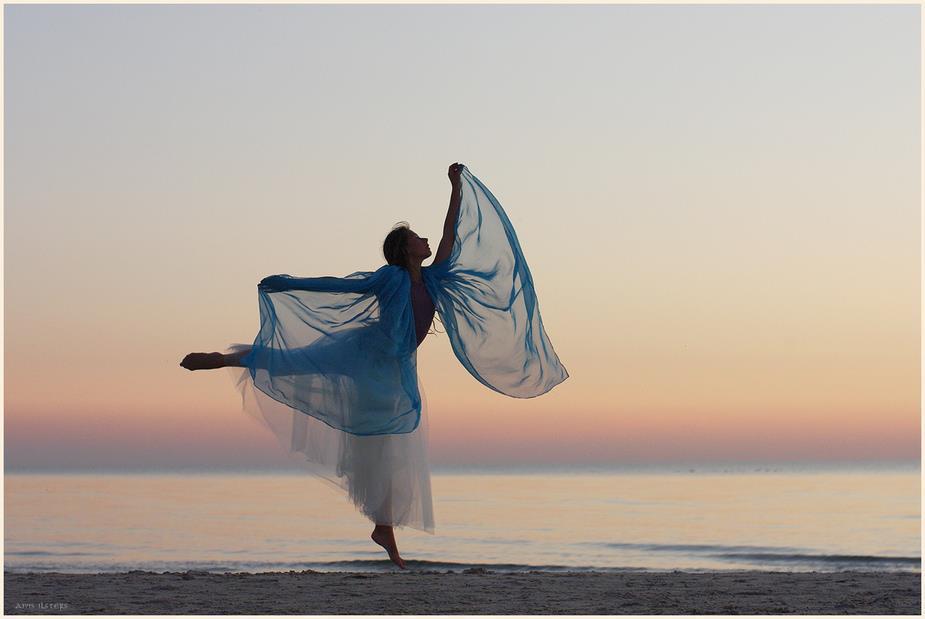 Так бы подняла руки и полетела. Так бы подняла руки и полетела. Душа в небе. От чего люди не летают как птицы. От чего люди не летают как птицы.