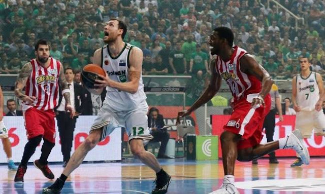 Με την πλάτη στον τοίχο...