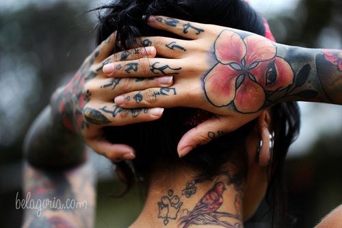 tatuaje de flores y mariposas para chica
